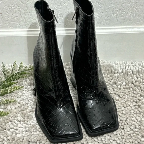 Circus by Sam Edelman Black Ankle Boots with Chunky Sole - Picture 2 of 6